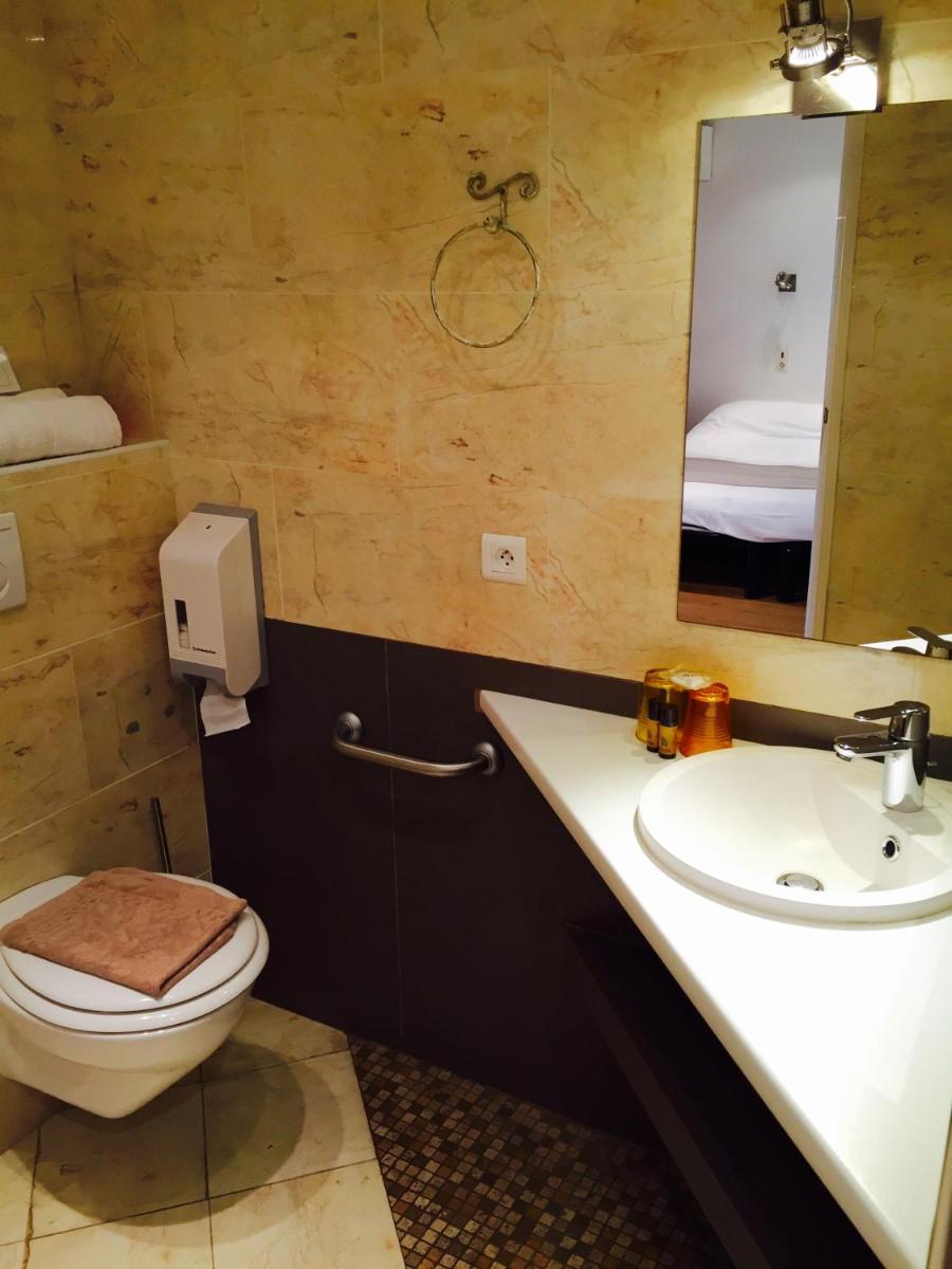 Salle de bains dans l'établissement Hôtel Beau Soleil