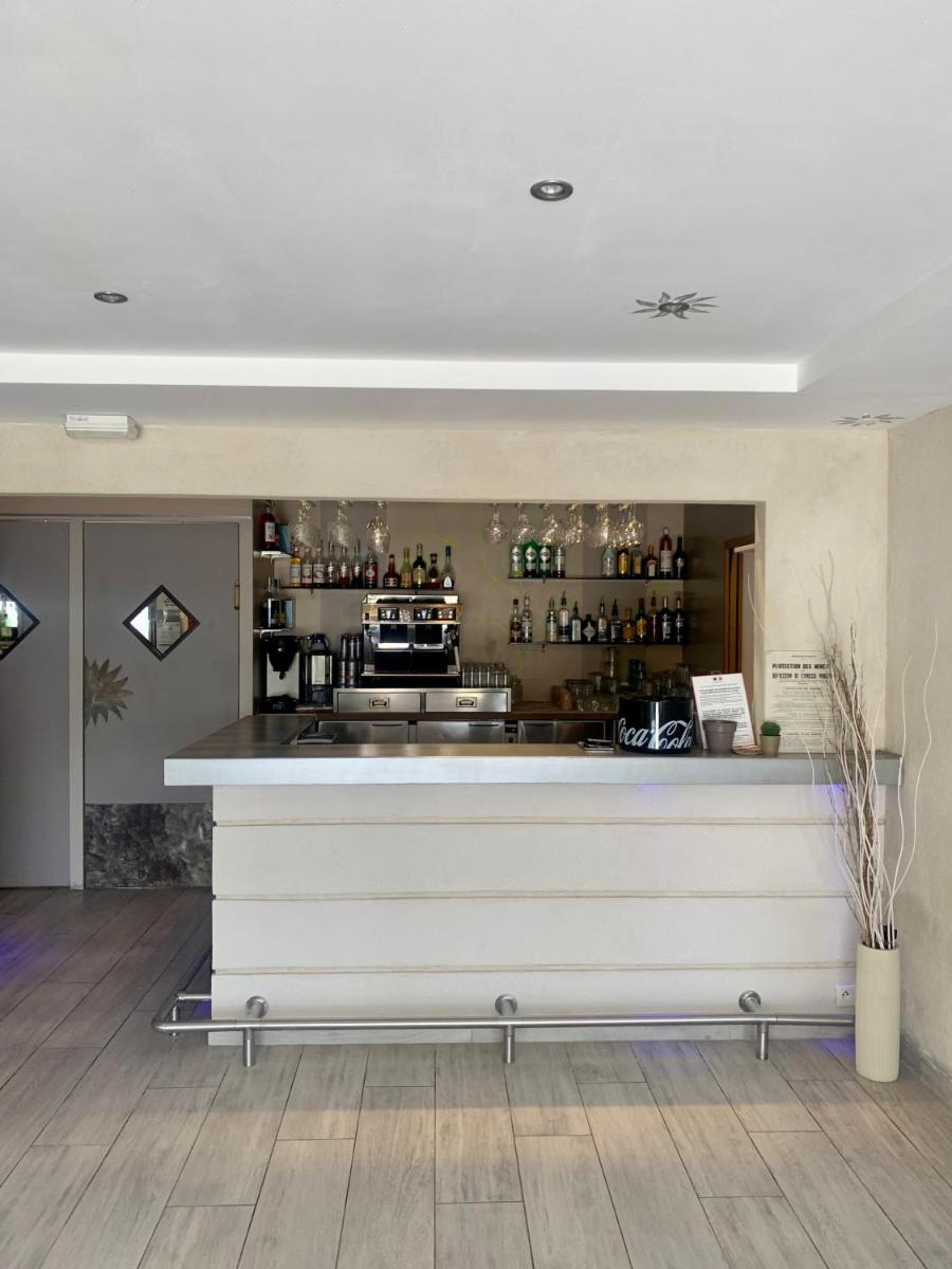 Salon ou bar de l'établissement Hôtel Beau Soleil