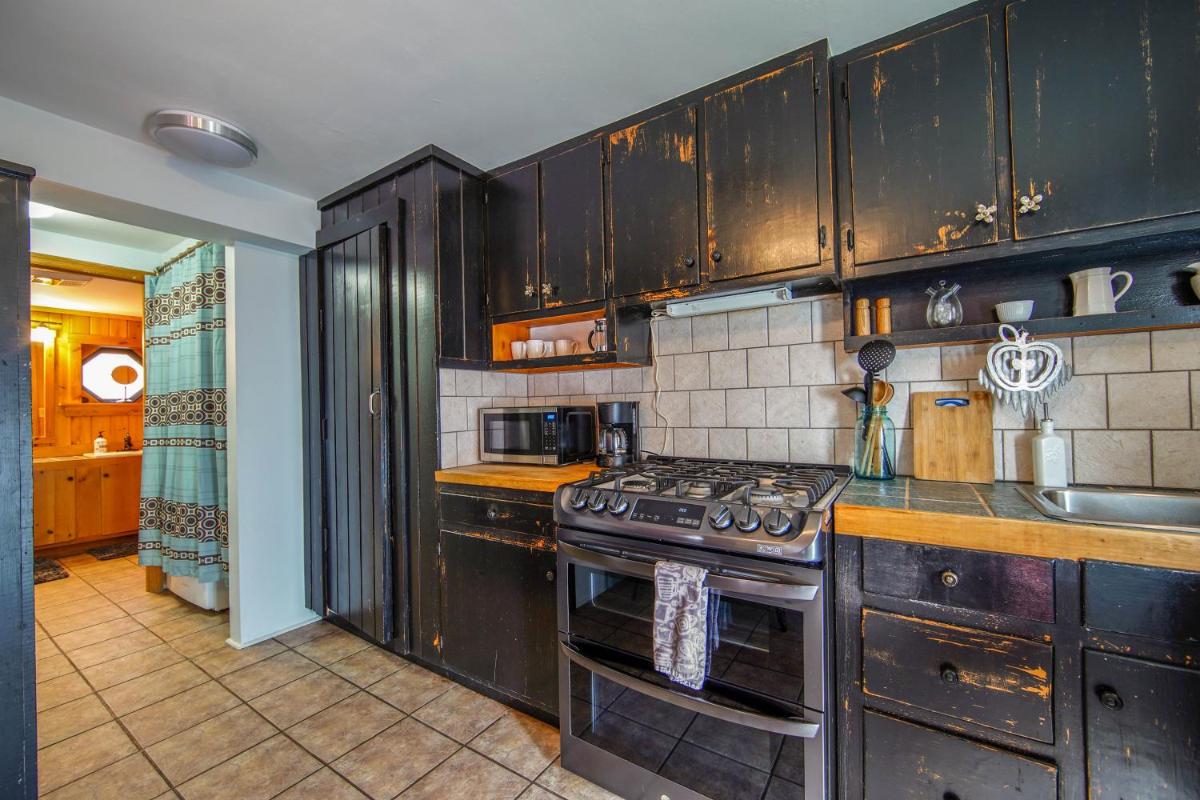 Serene mountain getaway, Hot Tub, Sauna, Lake View, Swim, Fish, Hiking, EV plugin - Housity