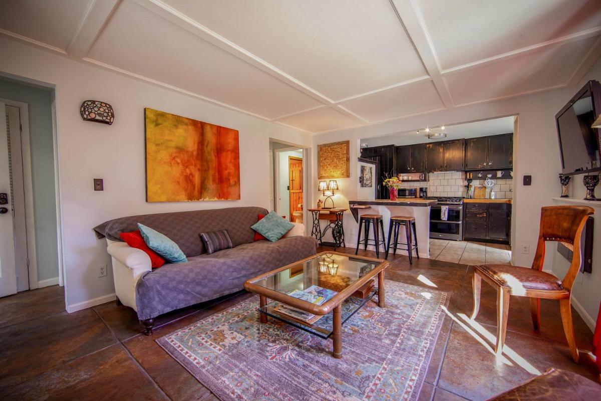 Serene mountain getaway, Hot Tub, Sauna, Lake View, Swim, Fish, Hiking, EV plugin - Housity