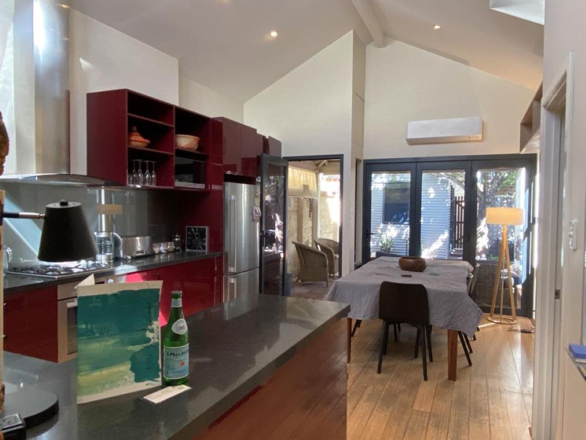 Fremantle Art House - quintessential living with private courtyard garden and outdoor bath - Housity
