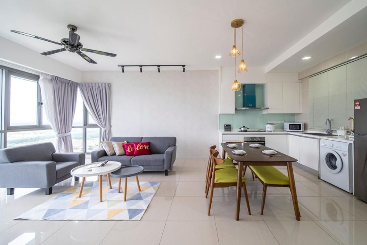 Iskandar Residences 2BR 5pax 5 mins Legoland Wi-Fi Sky Pool 360 - Housity