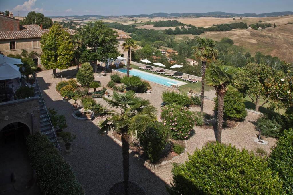 Villa La Consuma : casa storica in paese, giardino, piscina, WiFi - Housity
