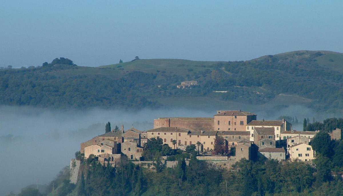 Villa La Consuma : casa storica in paese, giardino, piscina, WiFi - Housity