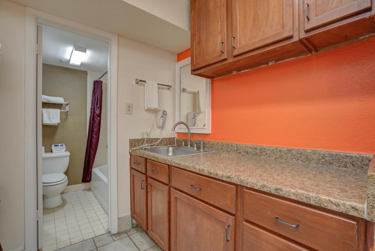 Americas Best Value Inn Laredo - Housity
