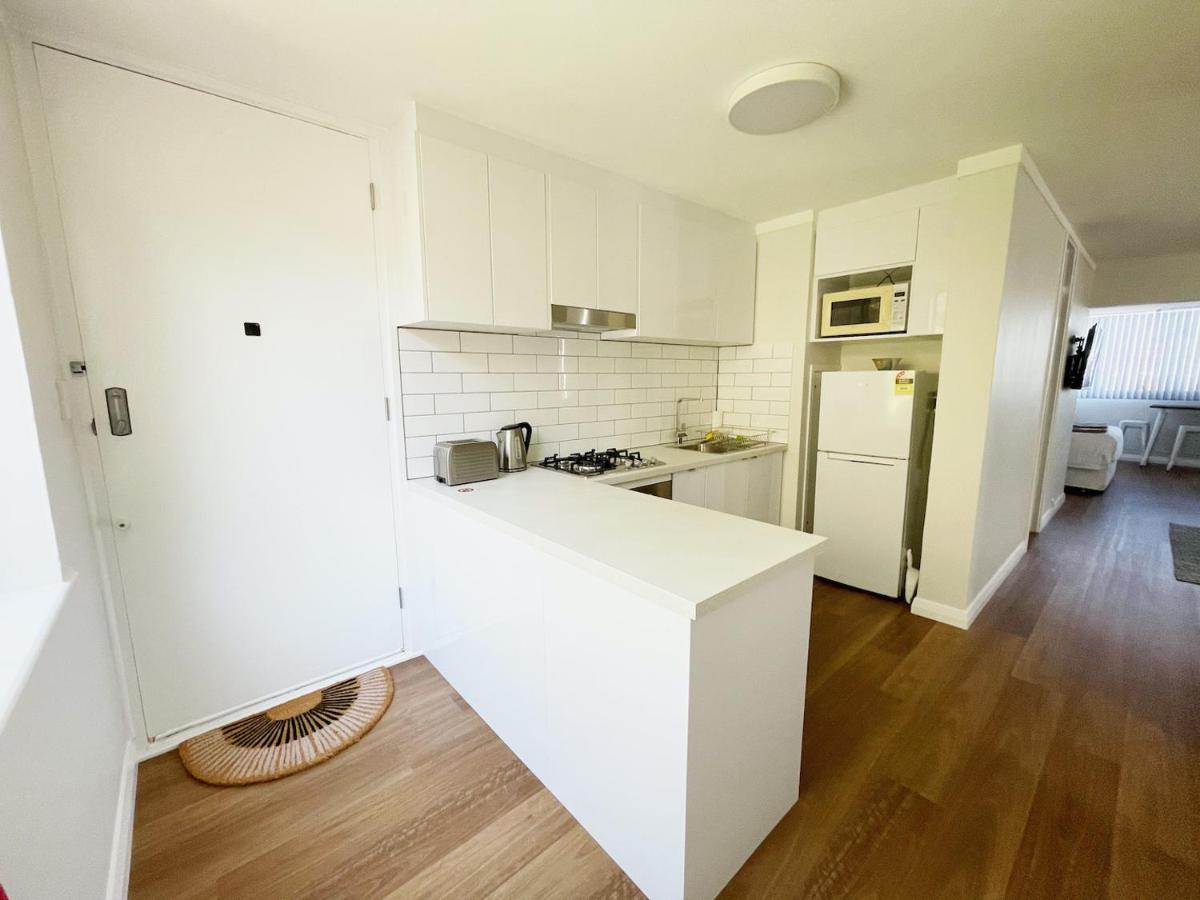 Suitetrails - Studio 101 - First floor Fremantle studio apartment