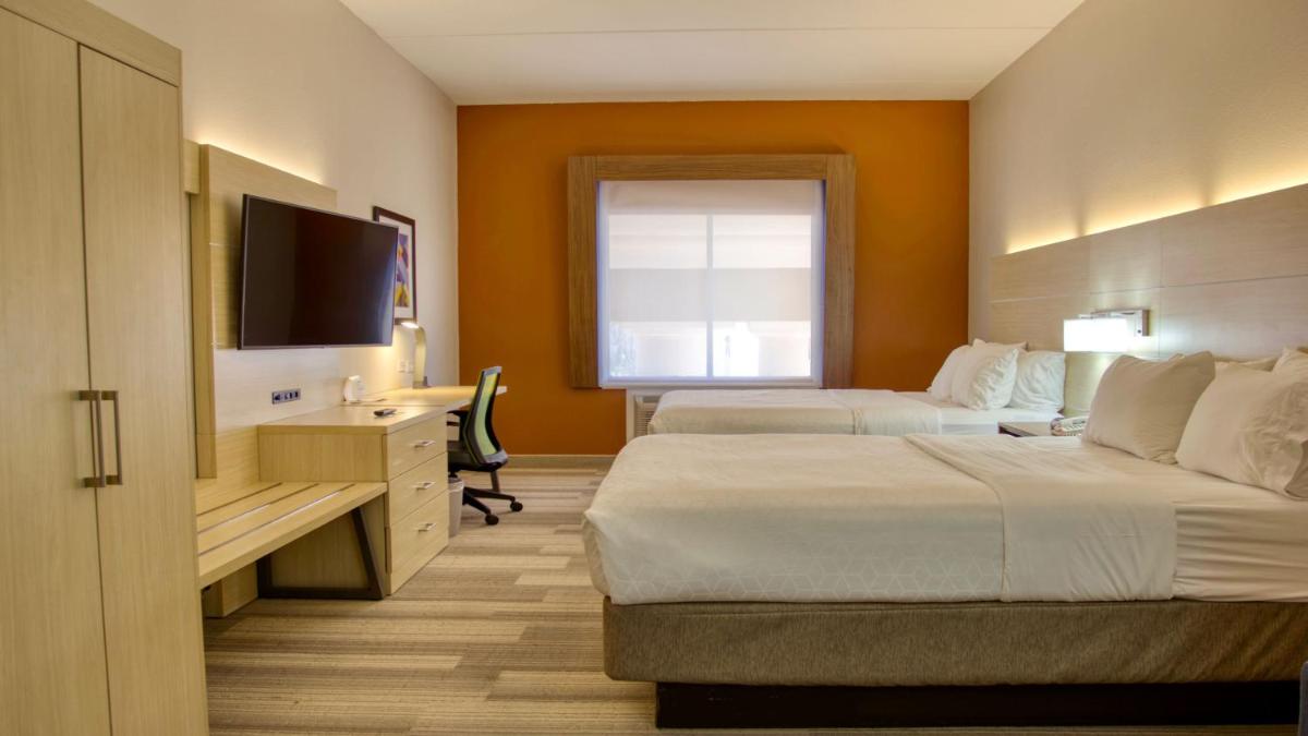 Holiday Inn Express Hotel & Suites Byram by IHG - Housity