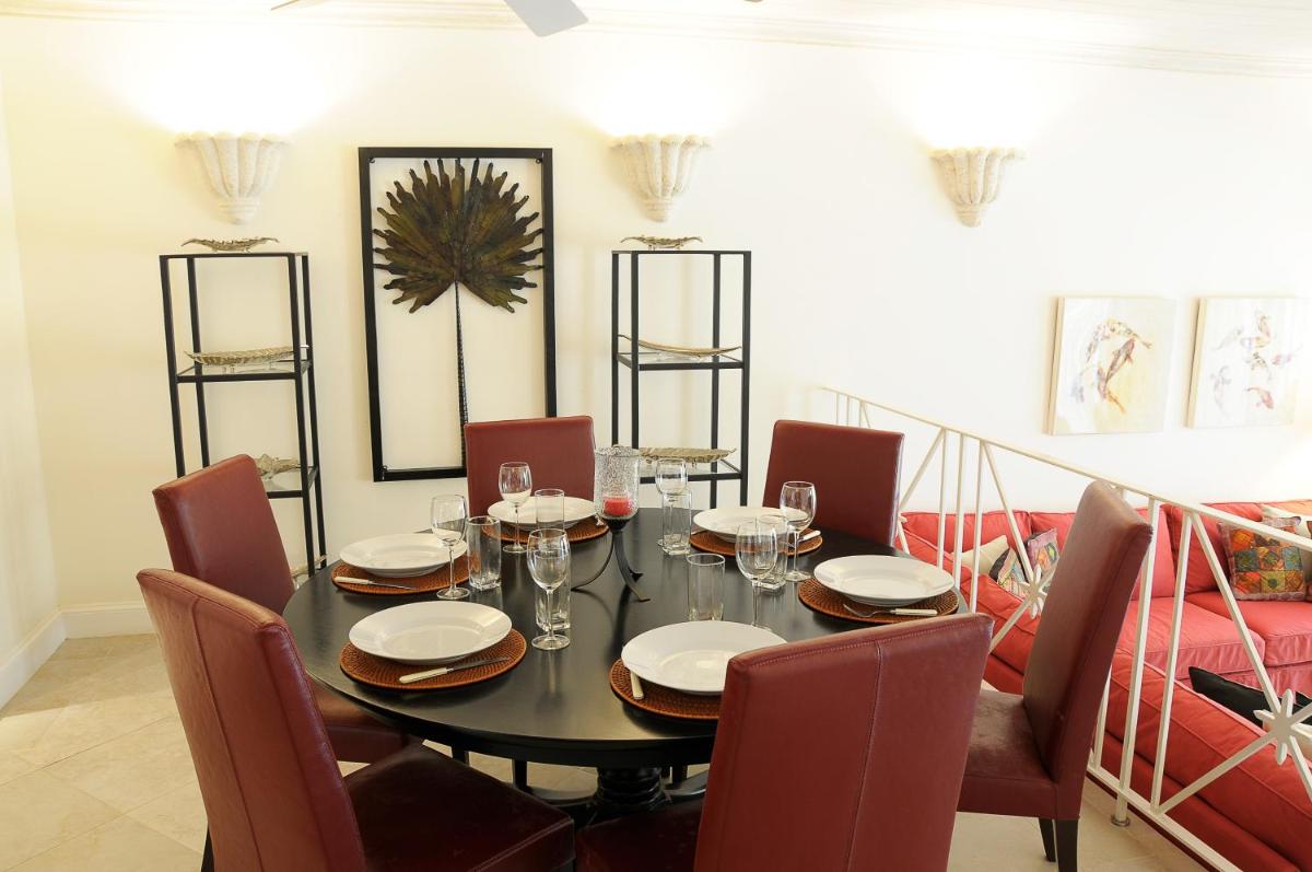 Room in House - This beautifully decorated 3 Bedroom 3 bathroom Duplex Villa - Housity