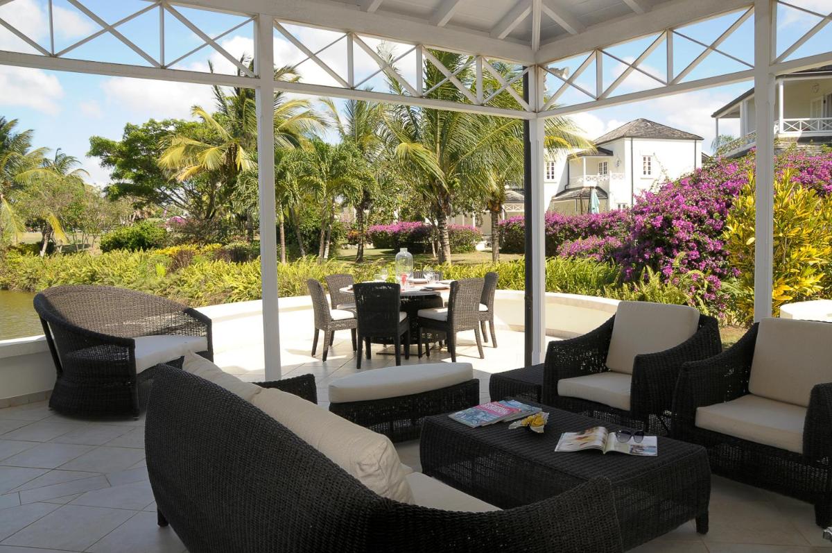 Room in House - This beautifully decorated 3 Bedroom 3 bathroom Duplex Villa - Housity