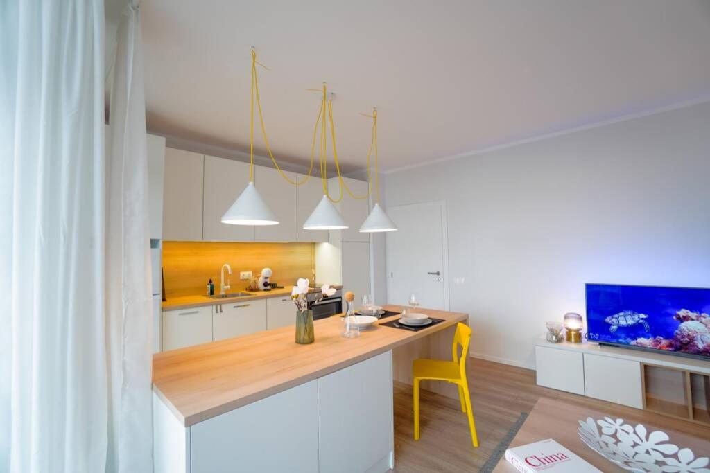 Scandinavian Airy APT in Business Area & Airport - Housity