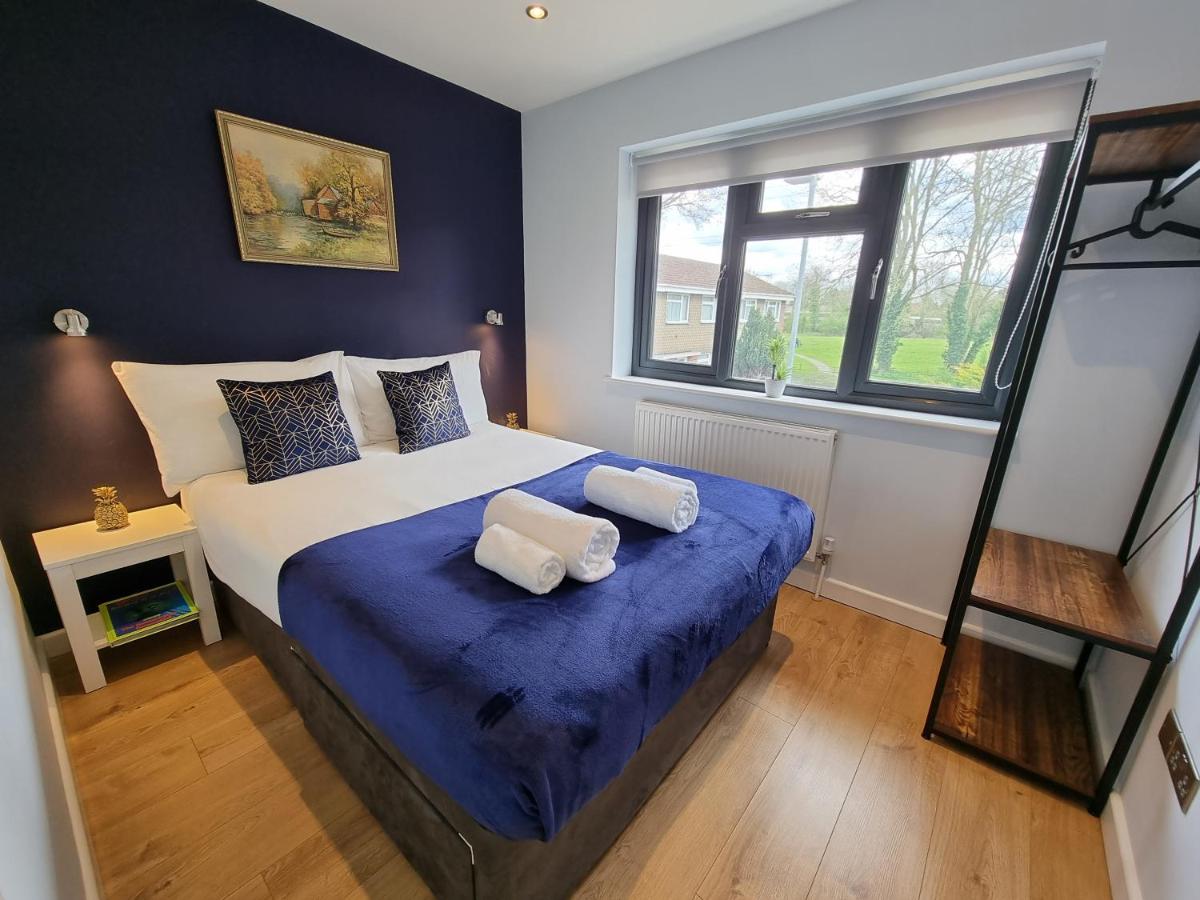 Crown Meadow - 4 Bedroom House - Heathrow - ExcellentStays - Housity