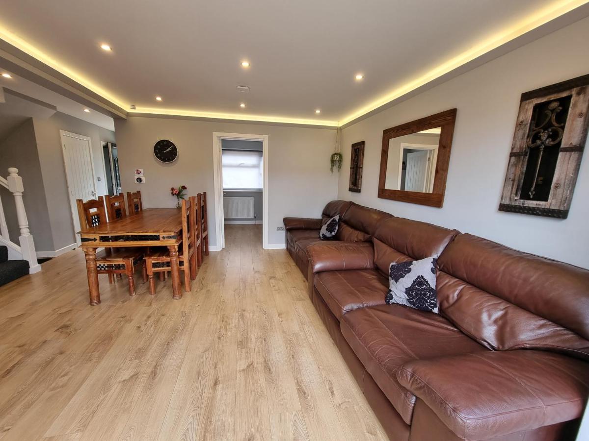 Crown Meadow - 4 Bedroom House - Heathrow - ExcellentStays - Housity