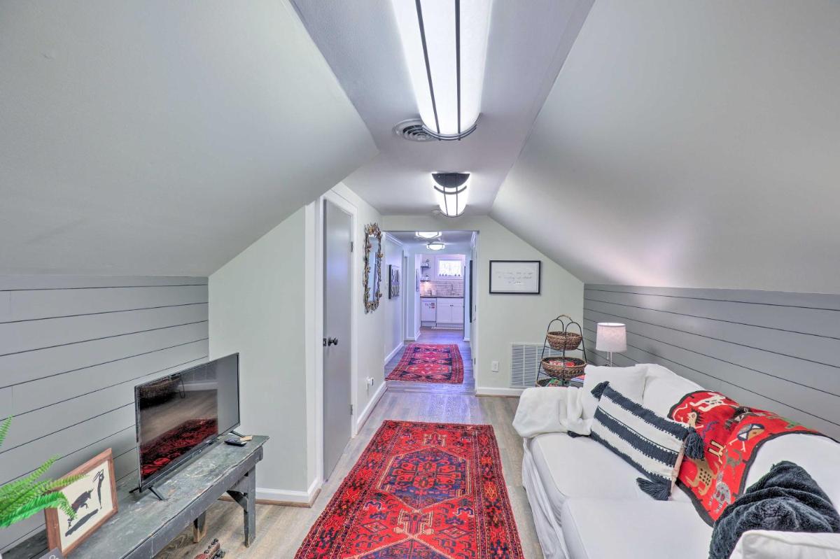 Charming and Walkable Fairport Village Apartment! - Housity