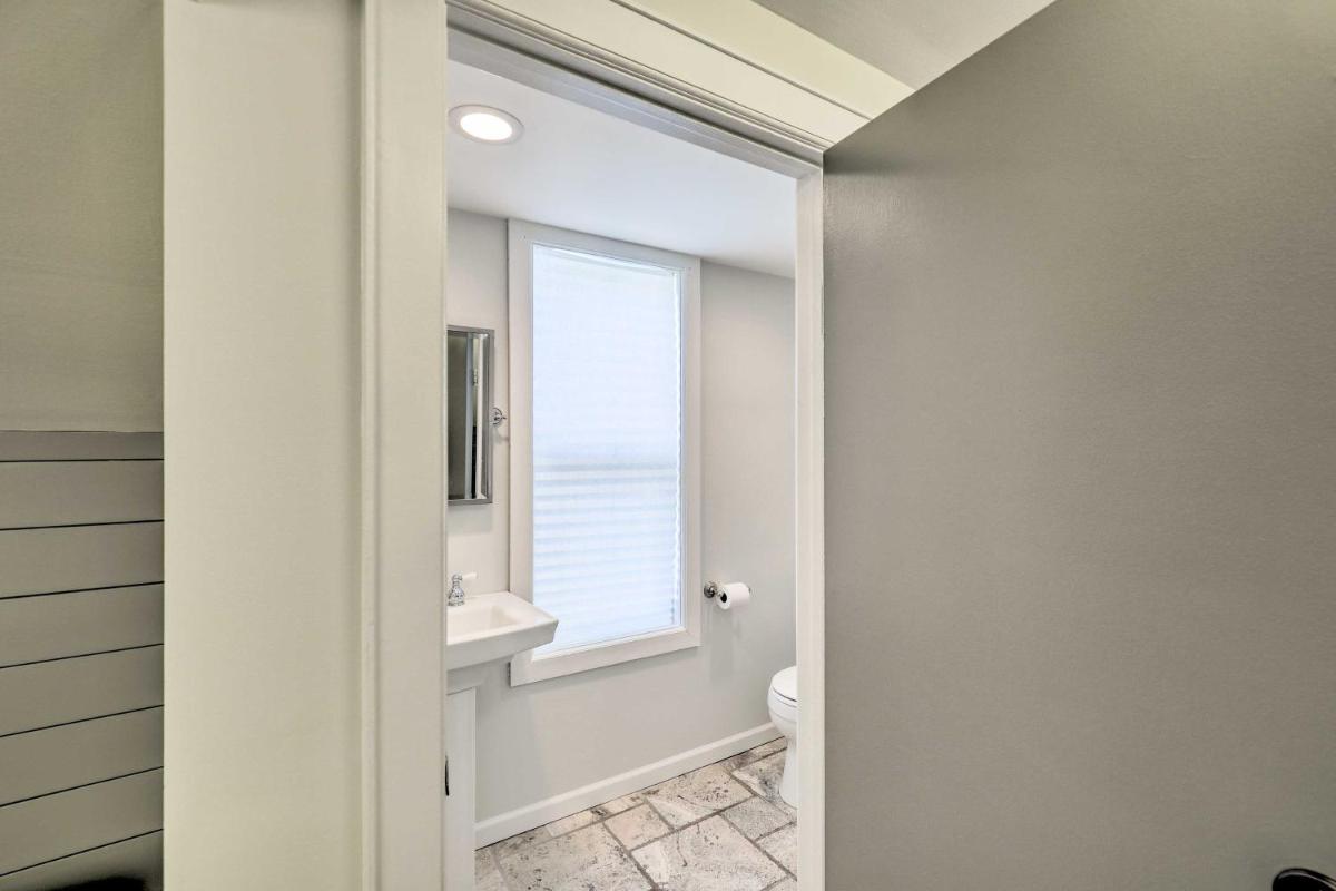 Charming and Walkable Fairport Village Apartment! - Housity
