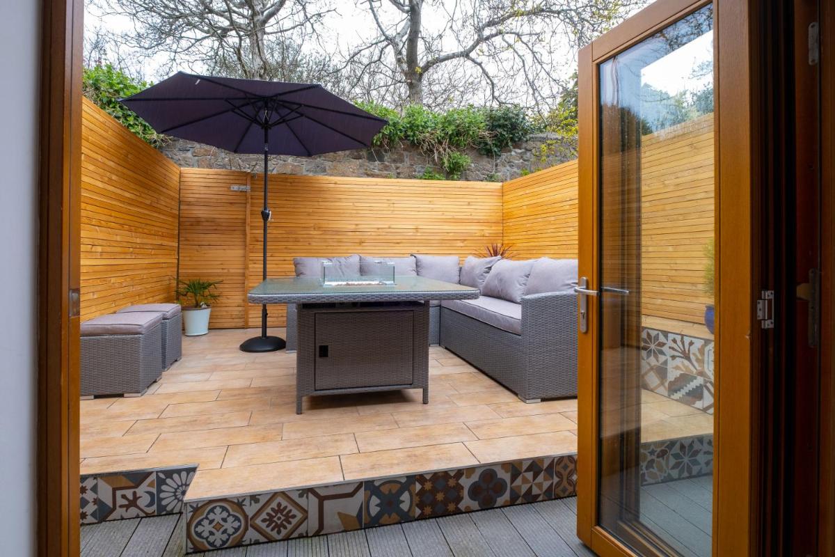 Central Penzance, Modern stylish home, Near Seafront with Gated parking - Housity