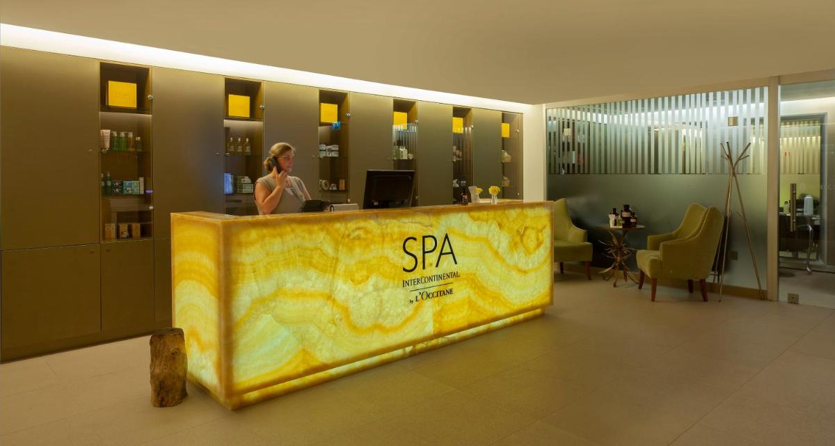 Uma mulher está atrás de um balcão na entrada. em InterContinental Cascais-Estoril by IHG em Estoril mais 125 fotografias
