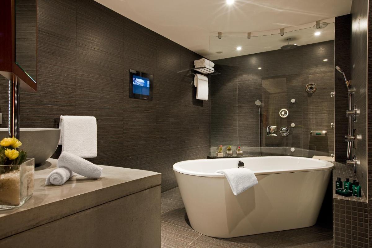 Salle de bains dans l'établissement Sofitel Marseille Vieux-Port