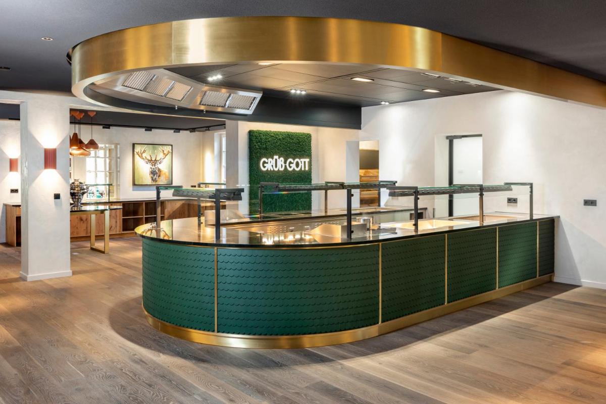 Die Lobby eines Friseursalons mit einem grünen Tresen in der Unterkunft Wellness & Genuss Resort - Engel Obertal in Baiersbronn + 106 Fotos