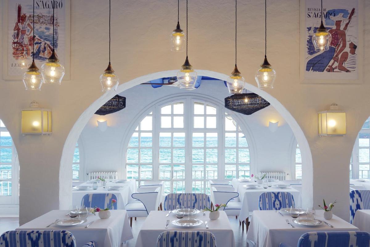 Un restaurante o sitio para comer en Hostal de la Gavina GL - The Leading Hotels of the World