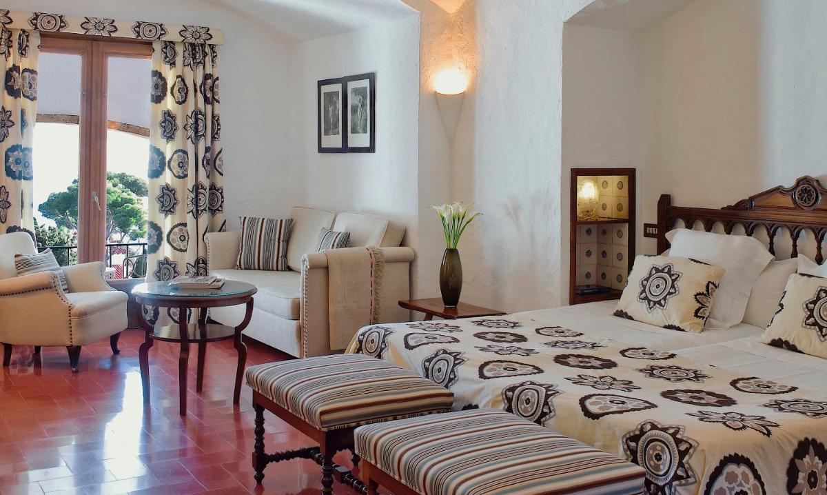 Cama o camas de una habitación en Hostal de la Gavina GL - The Leading Hotels of the World