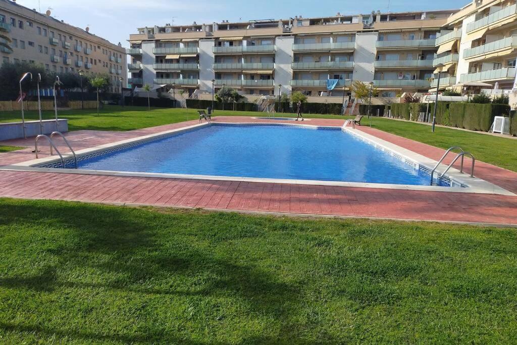 Apartamento para 5 personas frente al mar con piscina y parking - Housity