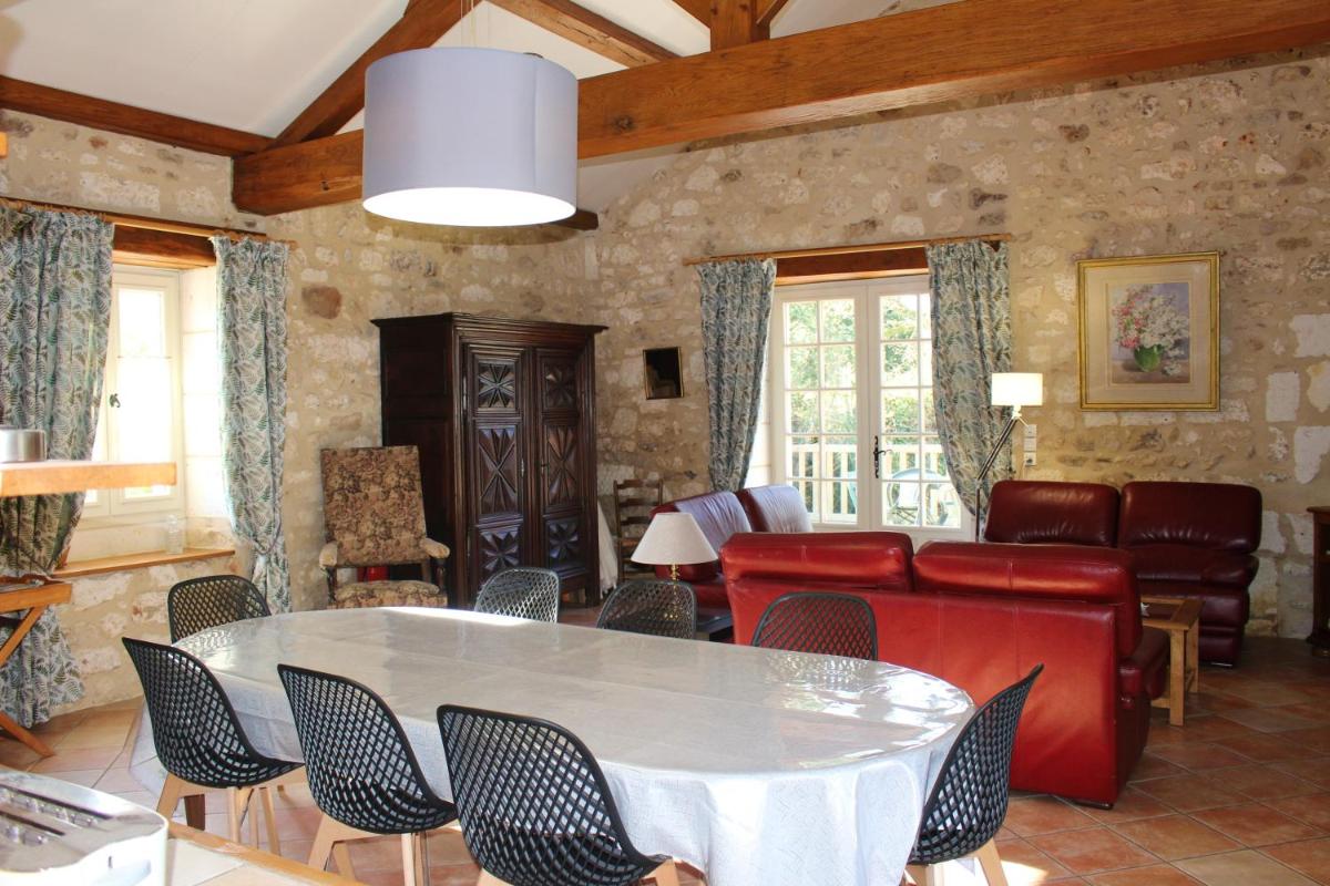 Maison spacieuse a Saint Pierre de Cole avec piscine privee - Housity