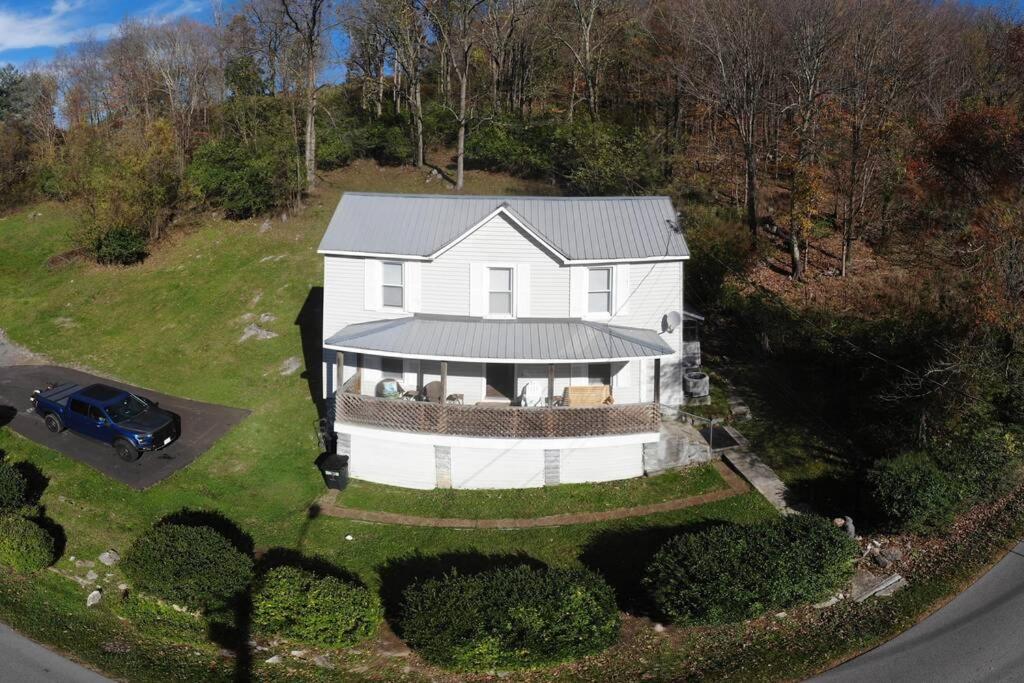 The Dragon's Den 5 bedroom house 1 mile to Main St - Housity