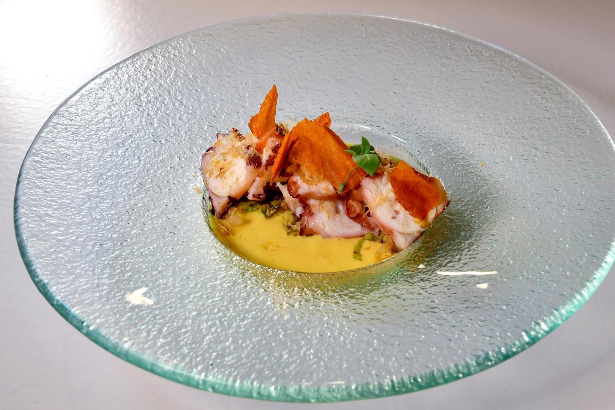 Comida en o cerca de este hotel