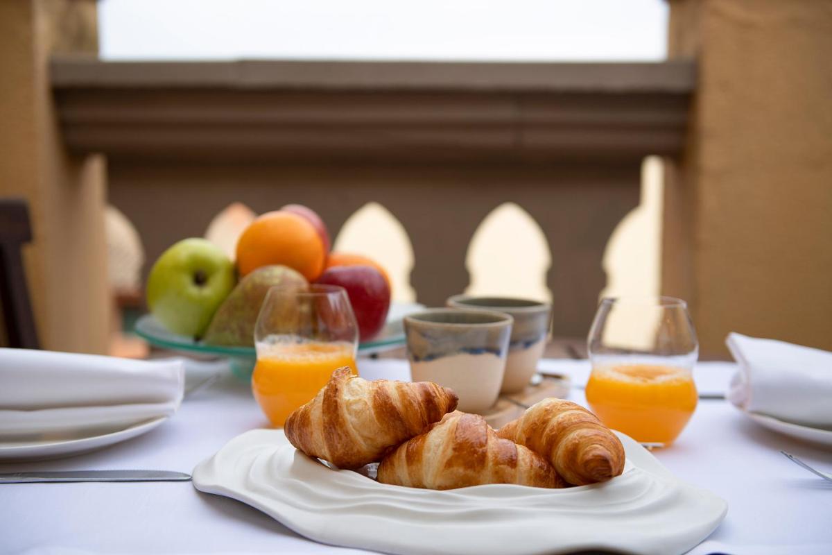 Comida en o cerca de este hotel