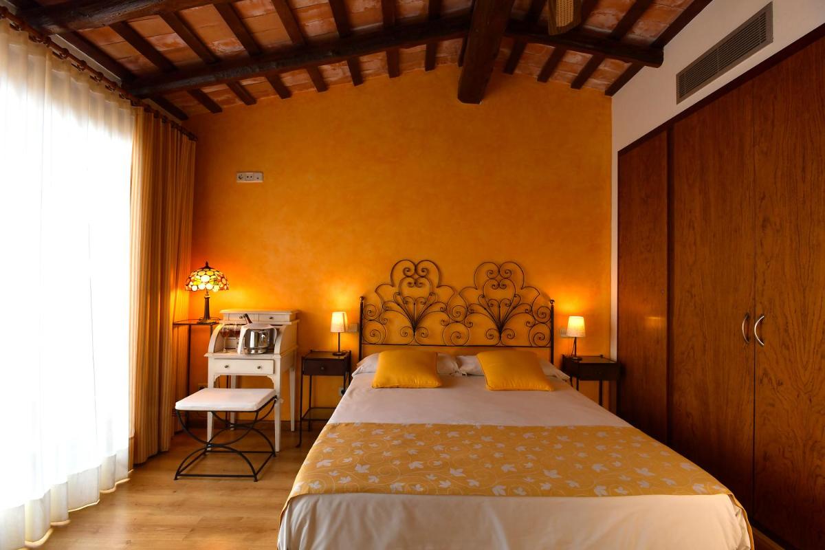 Un dormitorio con una cama tamaño king en una habitación en Hotel Rosa & Spa Begur, en Begur