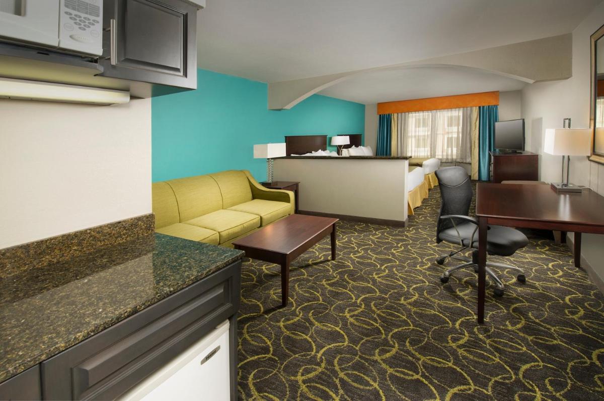 Holiday Inn Express Hotel and Suites DFW-Grapevine by IHG - Housity