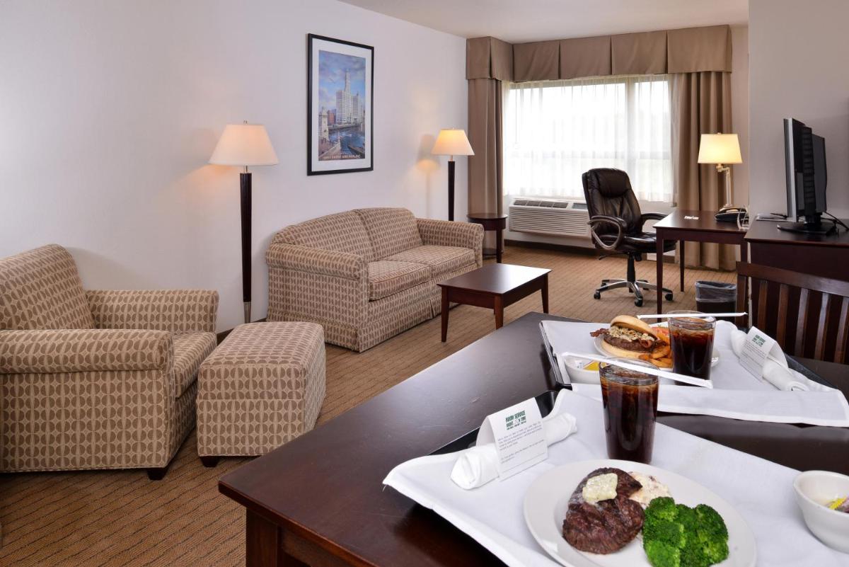 Holiday Inn Madison at The American Center, an IHG Hotel - Hizvo
