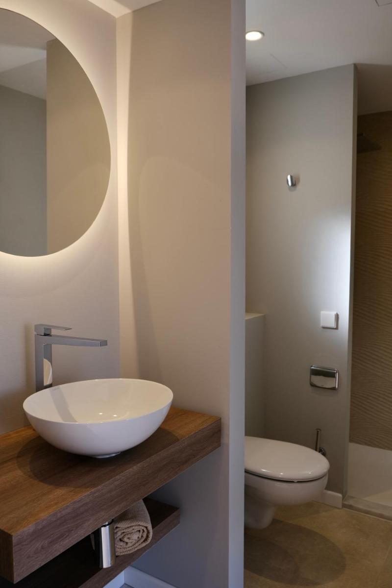 Un baño de Eques Petit Resort