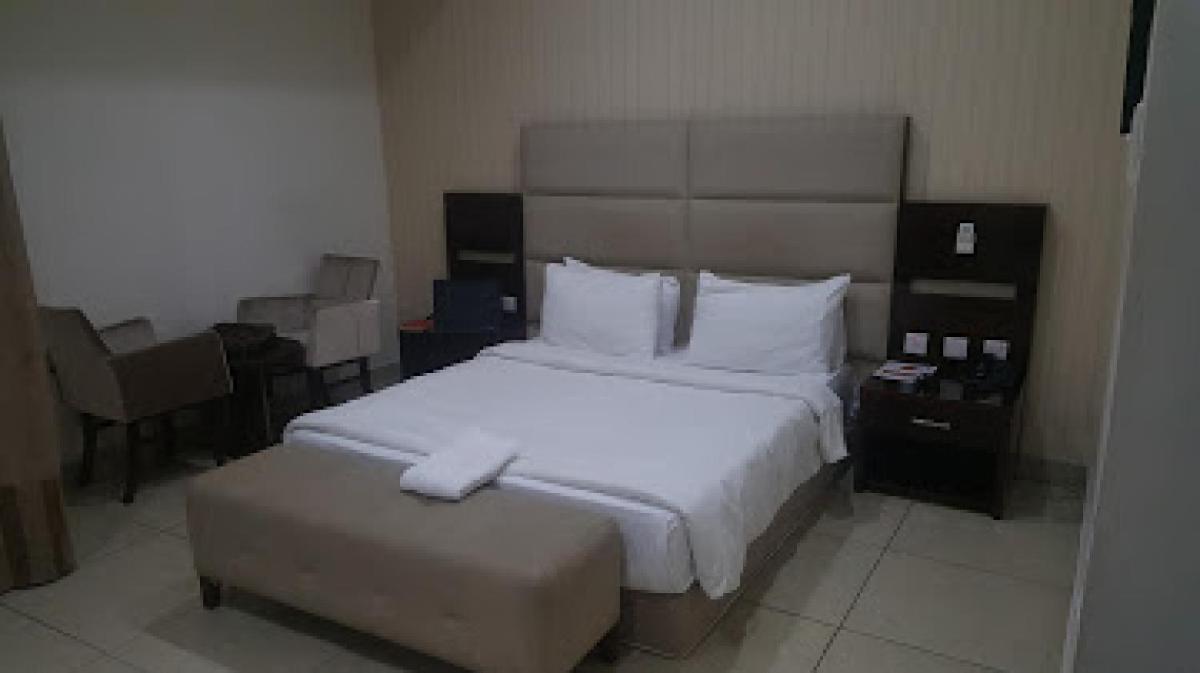 Room in Lodge - Full Moon Hotel Owerri - Housity