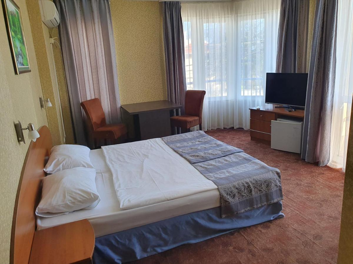Family Hotel Lazuren Briag - Housity