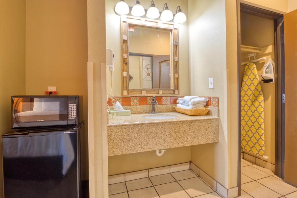 La Hacienda Inn near Alamodome & Riverwalk - Hizvo