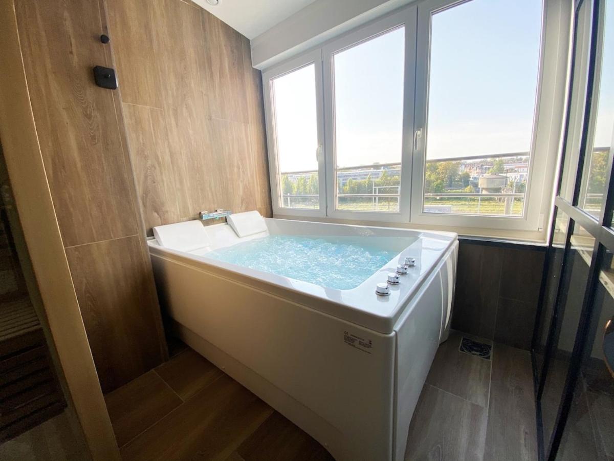 Capsule Gaming balnéo & billard & babyfoot & sauna 2 chambres - Housity
