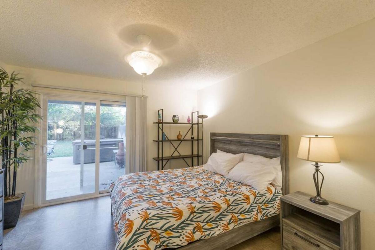 Cozy 2 Bedroom Space with Patio and Hot Tub - Housity