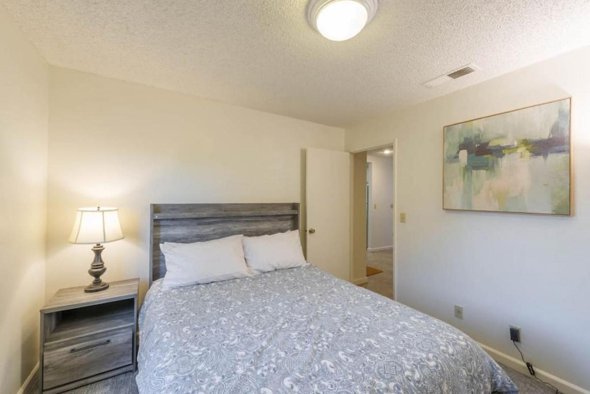 Cozy 2 Bedroom Space with Patio and Hot Tub - Housity