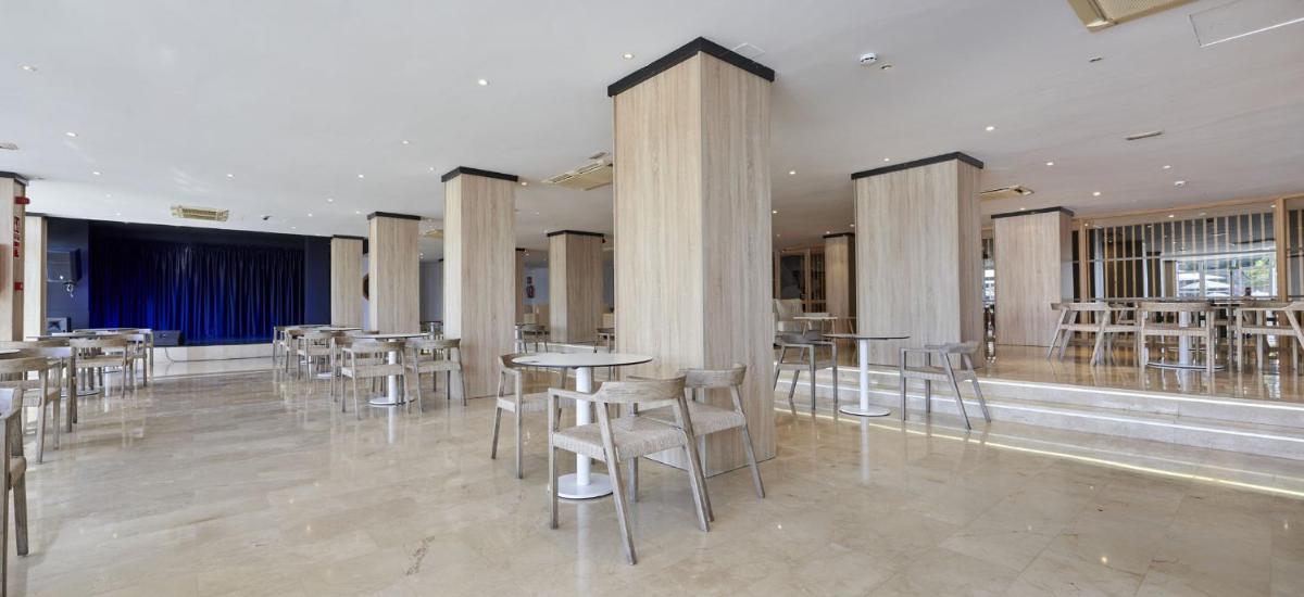 Un restaurante o sitio para comer en Globales Cala Viñas Adults Only 16+