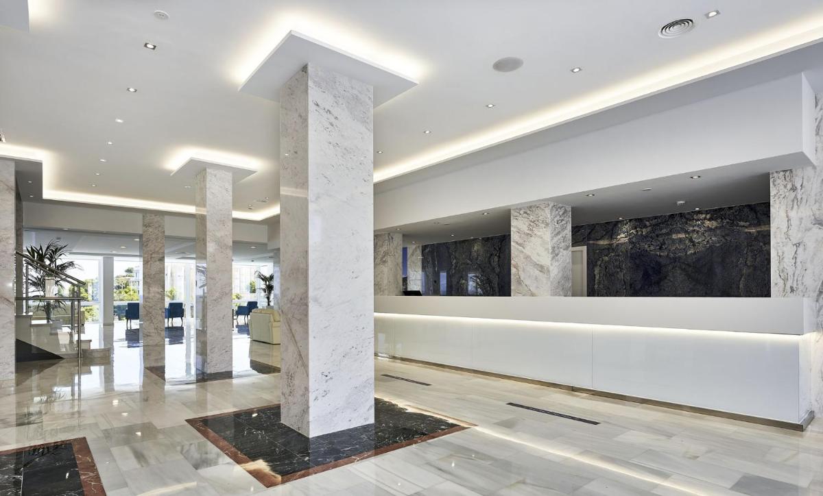 Un vestíbulo con columnas en un edificio. en Globales Cala Viñas Adults Only 16+, en Cala Vinyes 50 fotos más