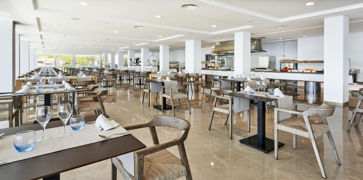 Un restaurante o sitio para comer en Globales Cala Viñas Adults Only 16+