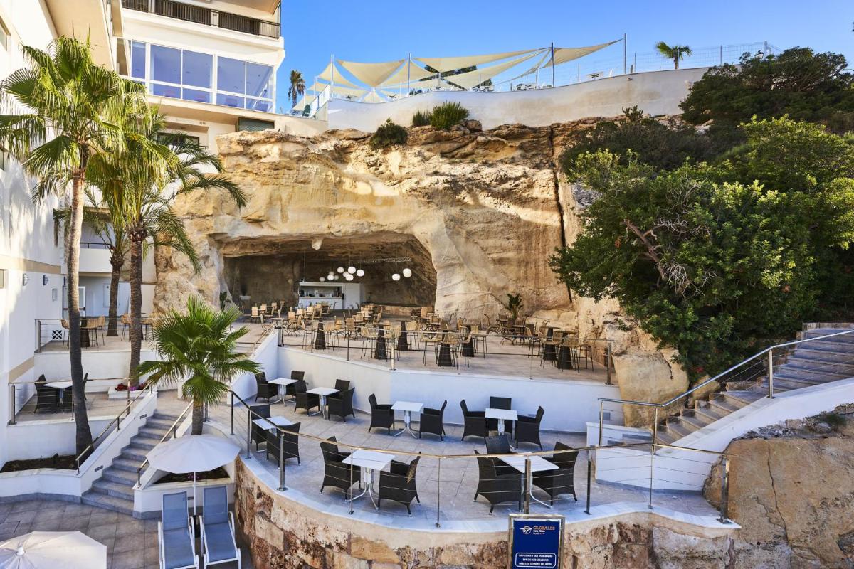 Un restaurante o sitio para comer en Globales Cala Viñas Adults Only 16+