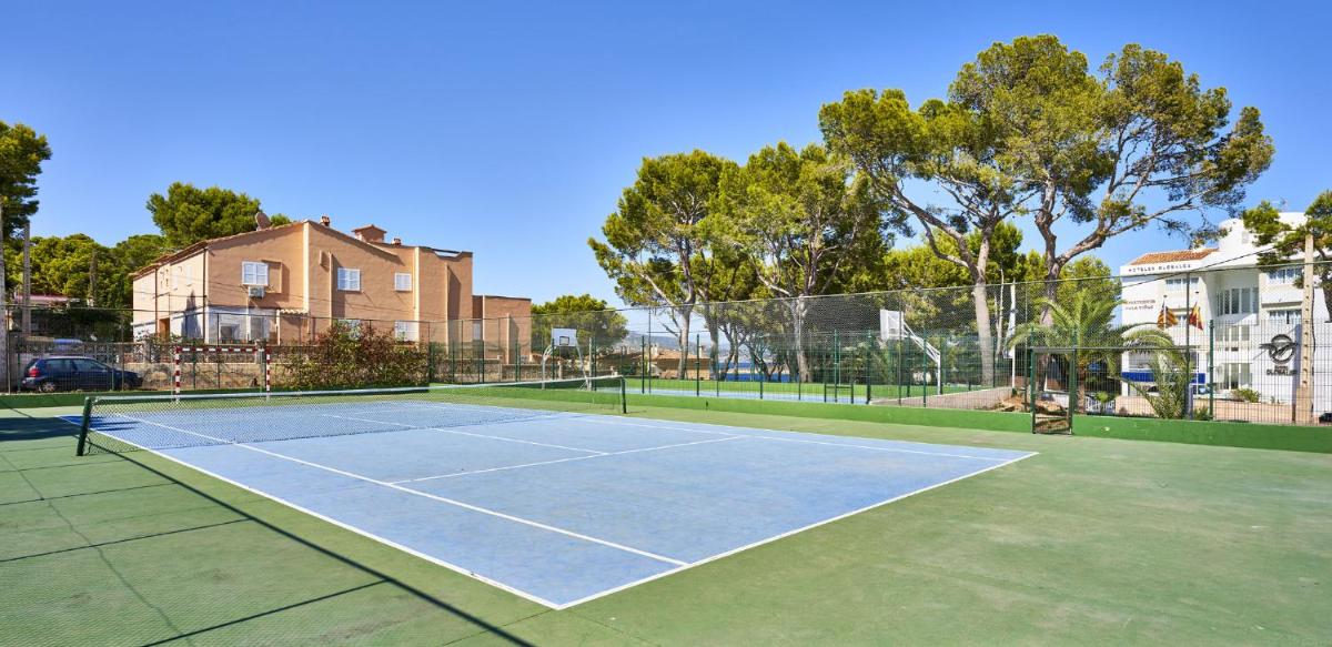 Instalaciones para jugar a tenis o squash en Globales Cala Viñas Adults Only 16+ o alrededores