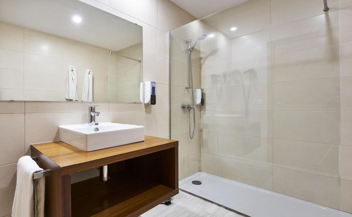 Un baño de Globales Cala Viñas Adults Only 16+