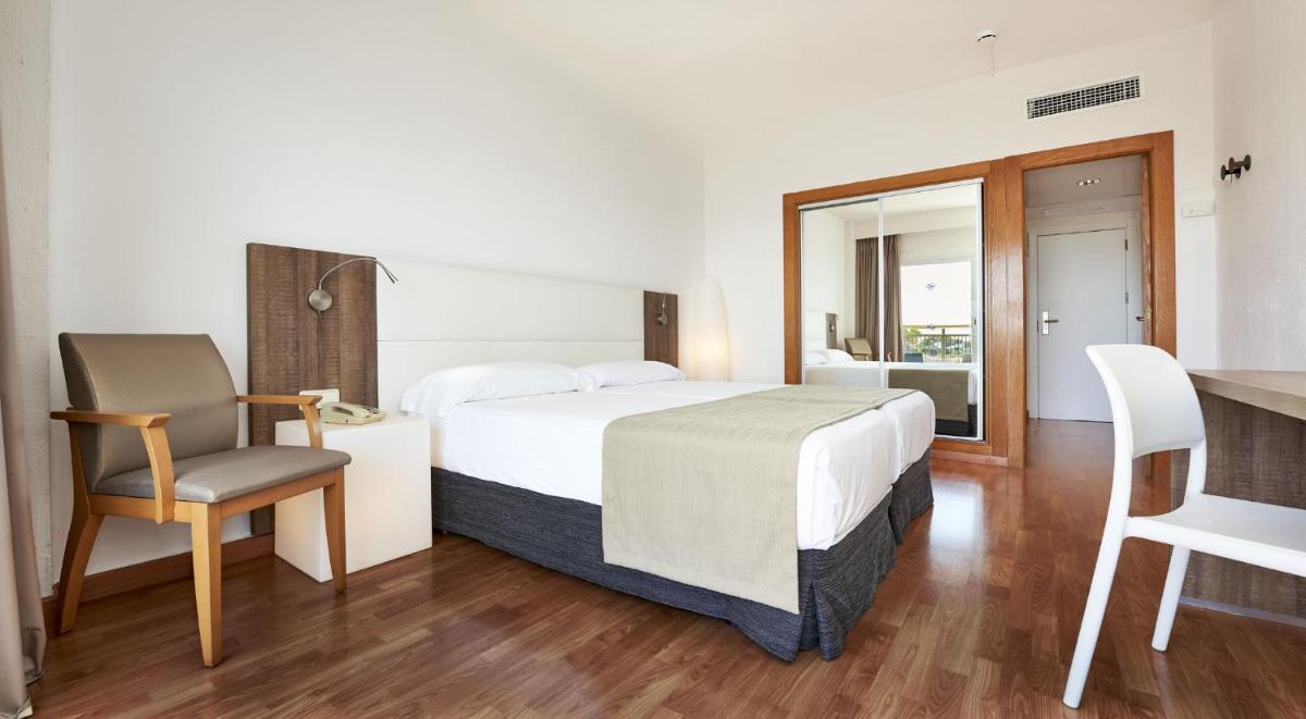 Cama o camas de una habitación en Globales Cala Viñas Adults Only 16+