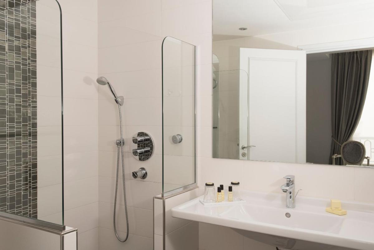 Salle de bains dans l'établissement Hôtel Saint-Pétersbourg Opéra & Spa
