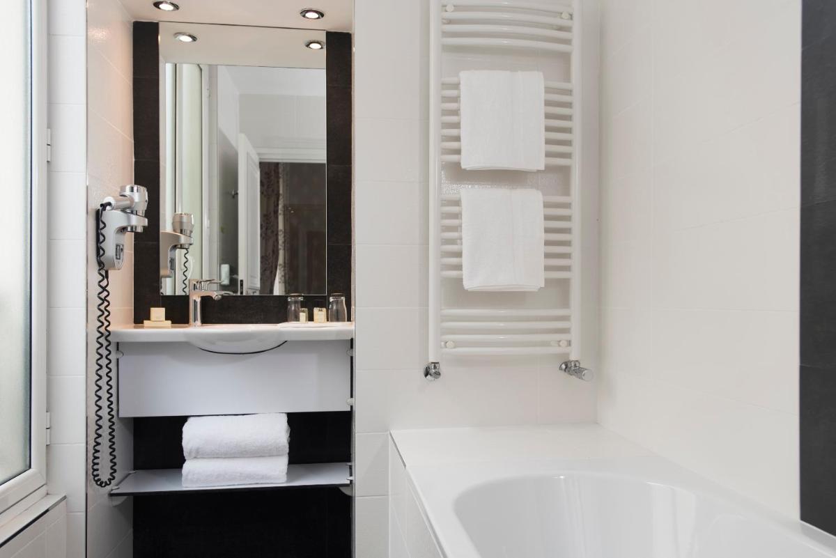 Salle de bains dans l'établissement Hôtel Saint-Pétersbourg Opéra & Spa