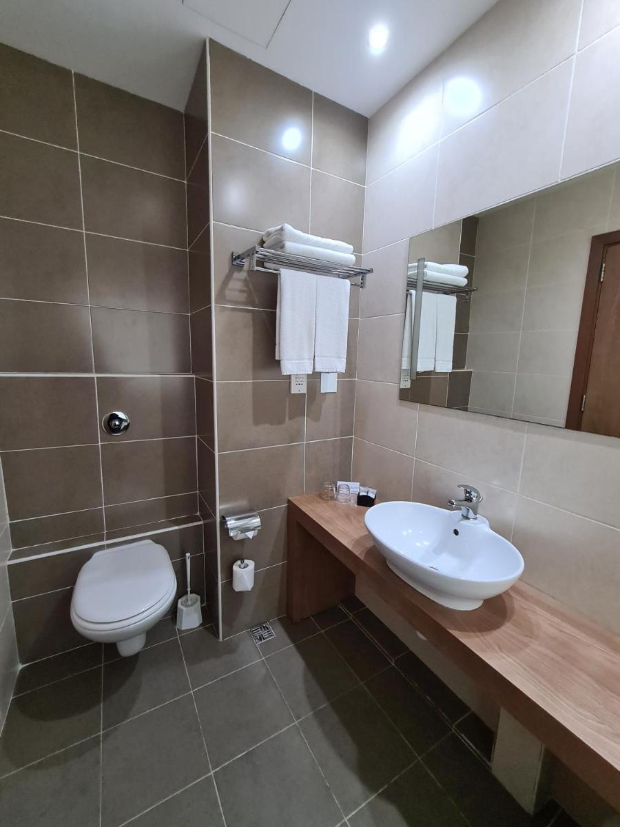 Water's Edge Hotel - Housity