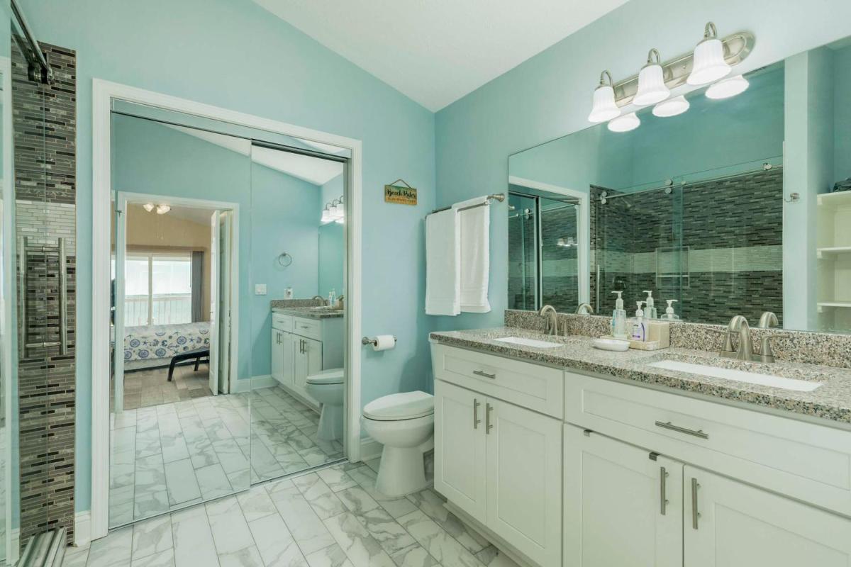 On Galveston Bay Spacious Home with Pier and Grills! - Housity